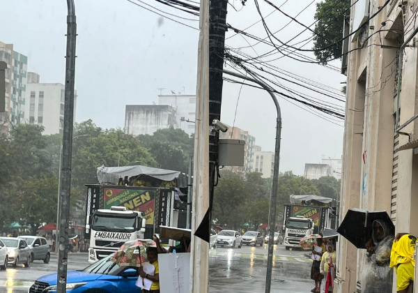 Marcha da Consciência Negra é interrompida pela chuva em Salvador