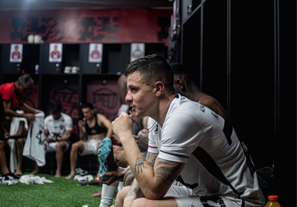 Artilheiro isolado, Kayzer acirra briga por titularidade no ataque do Vitória