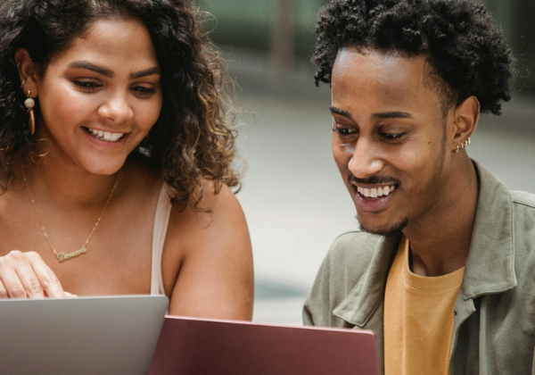 Estagiário tem direito a 13º salário? Entenda o que diz a lei