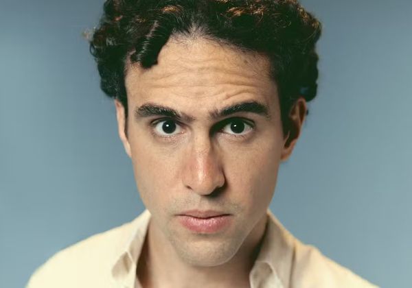 Filho de Caetano Veloso resgata imagens raras da família em clipe; veja