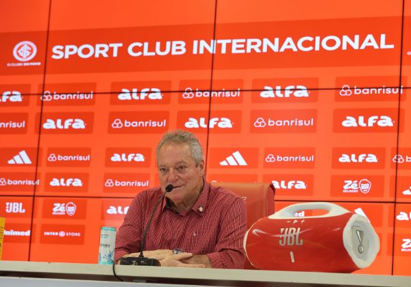 Novo técnico do Inter diz que camisa rosa de treino ‘parece time de veado’