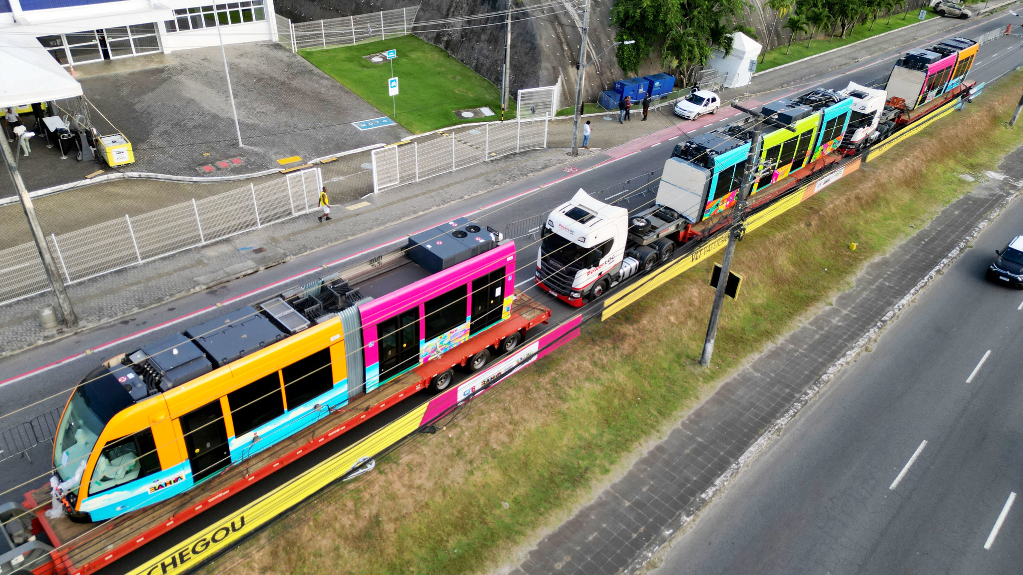 Primeiro trem do VLT chega a Salvador e Jerônimo revela prazo para receber passageiros