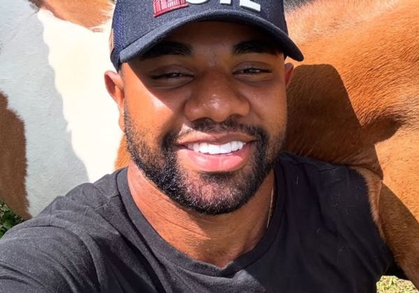 Davi Brito é detonado na web após vídeo dando banho em cavalo: ‘Vai afogar?’