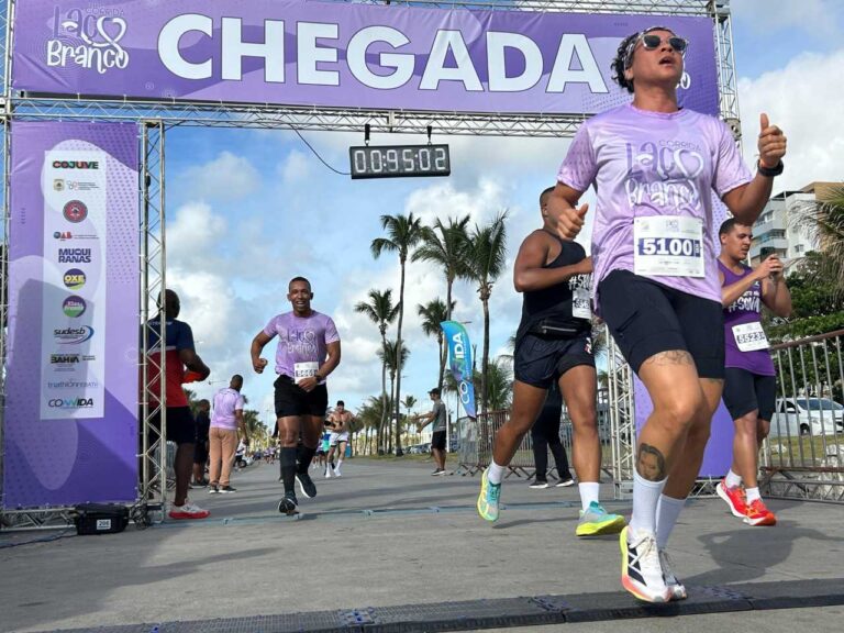 Mais de 700 pessoas participam da Corrida do Laço Branco em Salvador