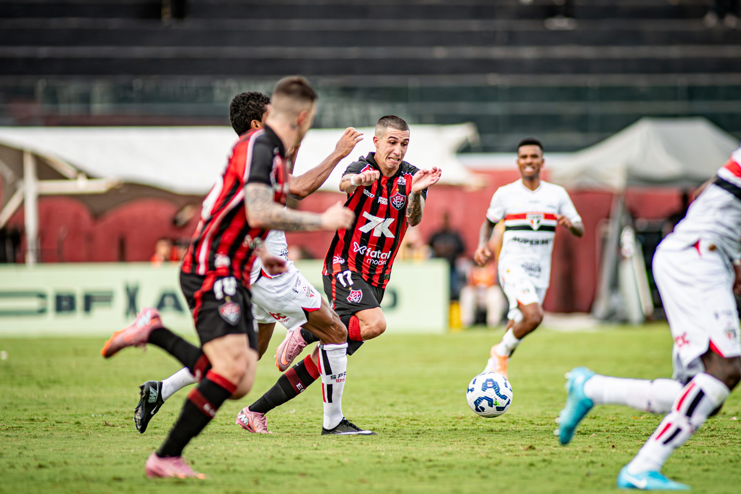 É pra quem acredita! Vitória vence o São Paulo e se livra do rebaixamento
