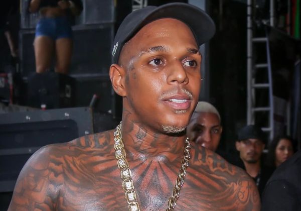 VÍDEO: Oh Polêmico é flagrado com loira misteriosa após show em Salvador