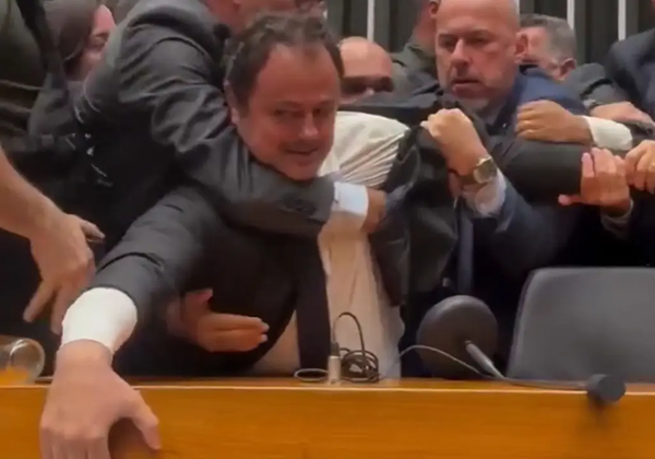 Glauber Braga é retirado à força da Mesa Diretora da Câmara e ato provoca crise entre deputados