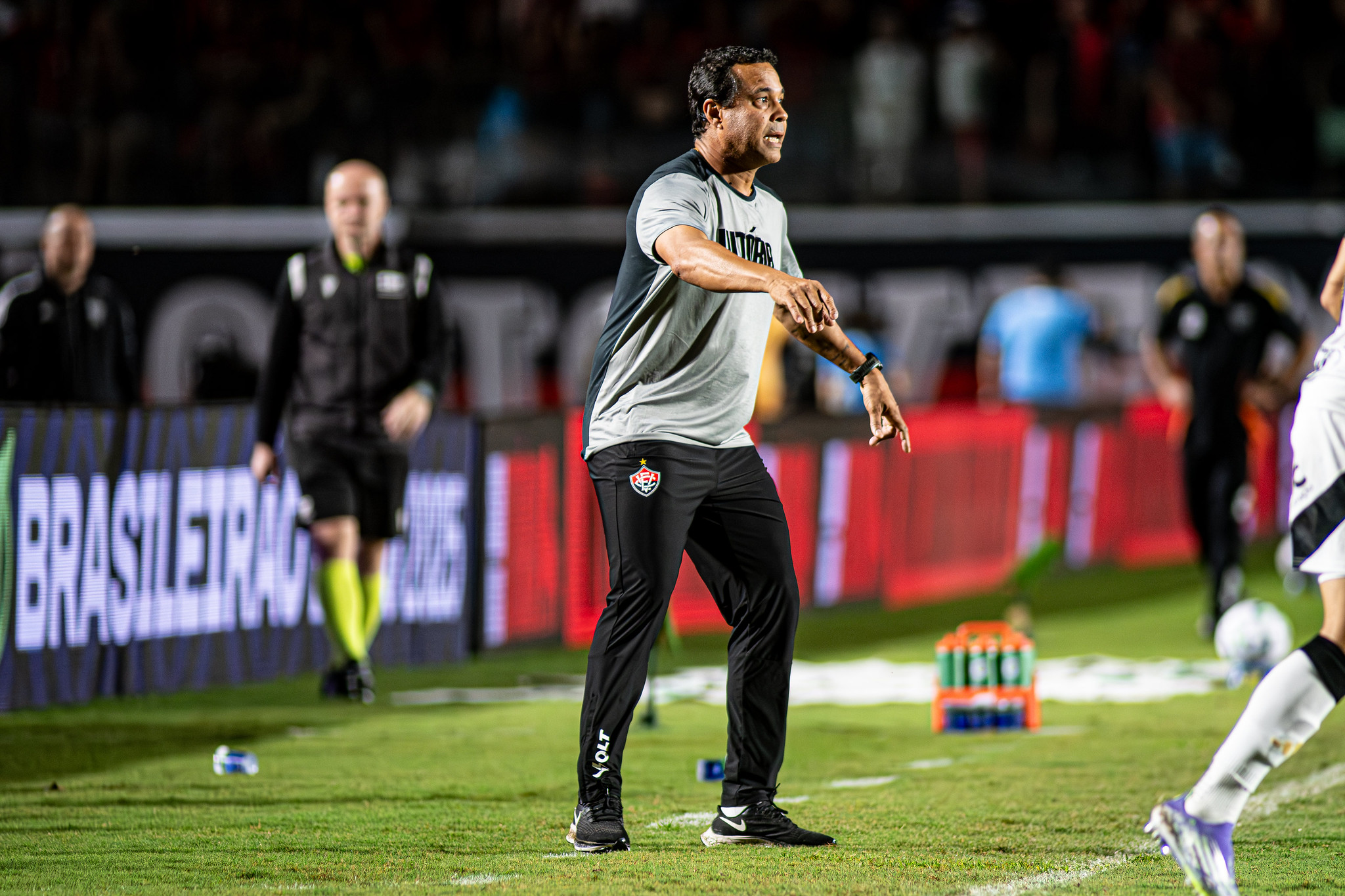 Rodrigo Chagas vai dirigir time misto do Vitória no Baianão, diz Fábio Mota