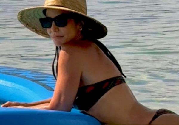 Biscoitando? Ivete Sangalo surpreende web com fotos de biquíni após separação; veja