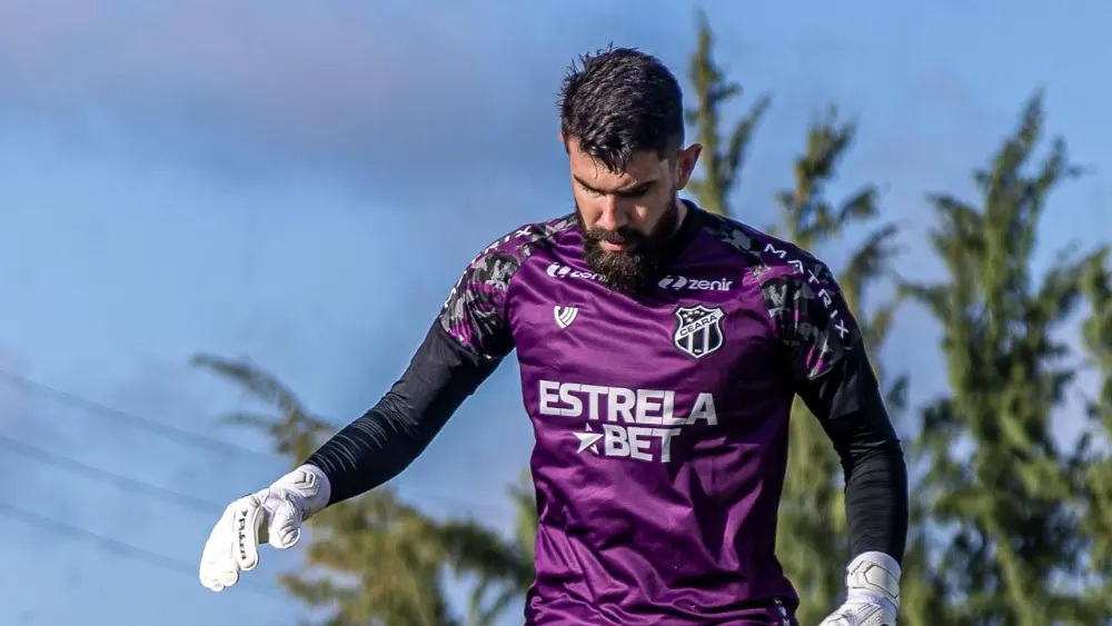 Ex-Vitória, goleiro é anunciado por clube paulista para 2026