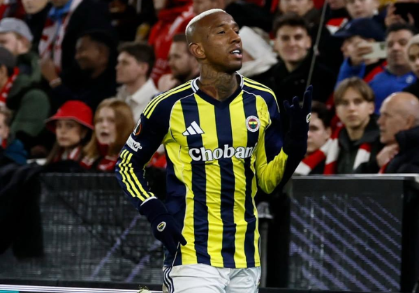 Ex-Bahia, Talisca comanda goleada e faz hat-trick perfeito na Liga Europa