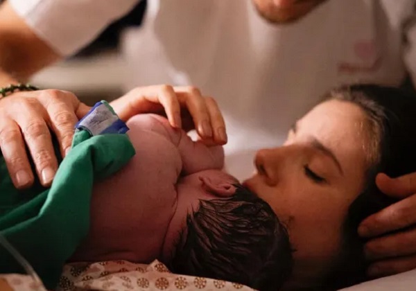 Nasce primeira filha de Camila Queiroz e Kleber Toledo; veja