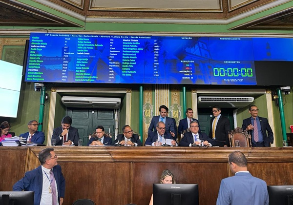 Câmara de Salvador aprova homenagens a Tarcísio de Freitas, Damares Alves e Elmar Nascimento