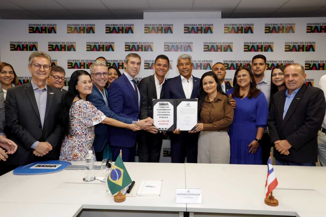 Jerônimo e Débora Regis se reúnem para debater ações e projetos para Lauro de Freitas