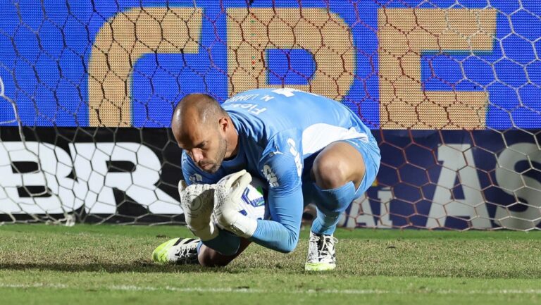 Ex-Bahia, goleiro acerta renovação com clube da Série A