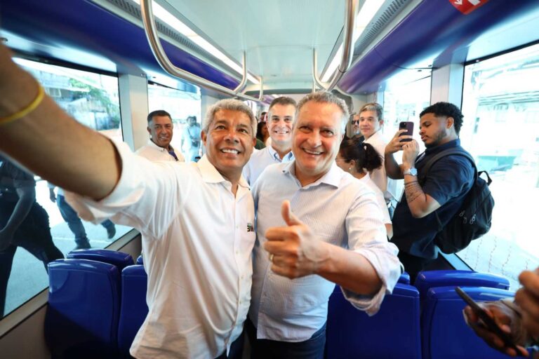 Governo do Estado realiza 1ª viagem-teste do VLT de Salvador