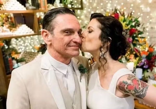 Ex-esposa de Paulo Miklos pede medidas protetivas contra o cantor