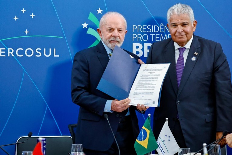 Lula tem reuniões bilaterais com presidentes do Panamá e Uruguai durante Mercosul
