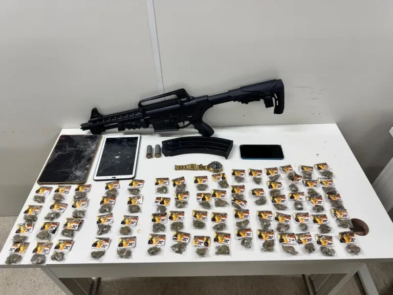 PM apreende drogas e arma em bairro de Salvador; saiba mais