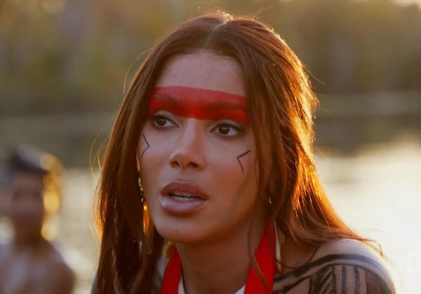 VÍDEO: Anitta reage a comentários sobre mudanças no rosto e rebate críticas