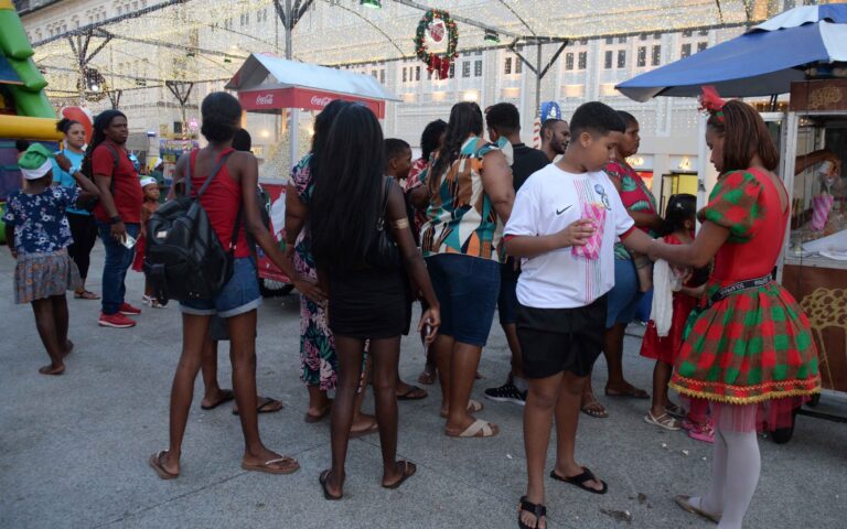Prefeitura promove baile de Natal para filhos de ambulantes no Centro…
