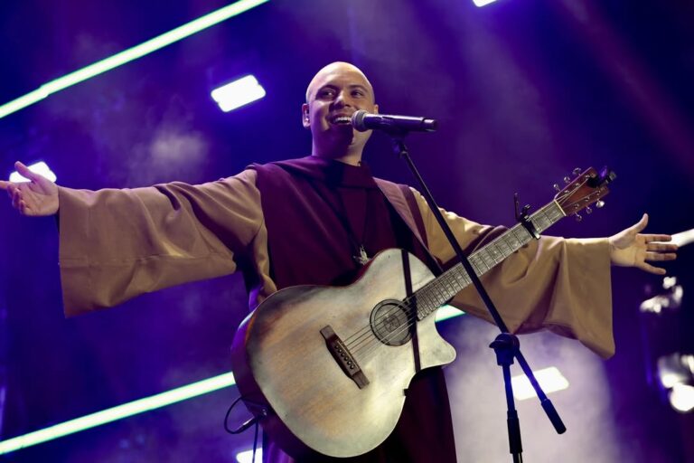 Show do Frei Gilson reúne milhares de fiéis e marca o Natal em…