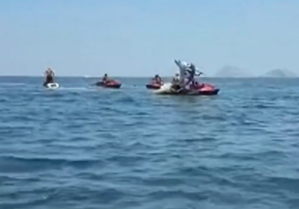 Avião de pequeno porte que fazia propaganda cai no mar em Copacabana