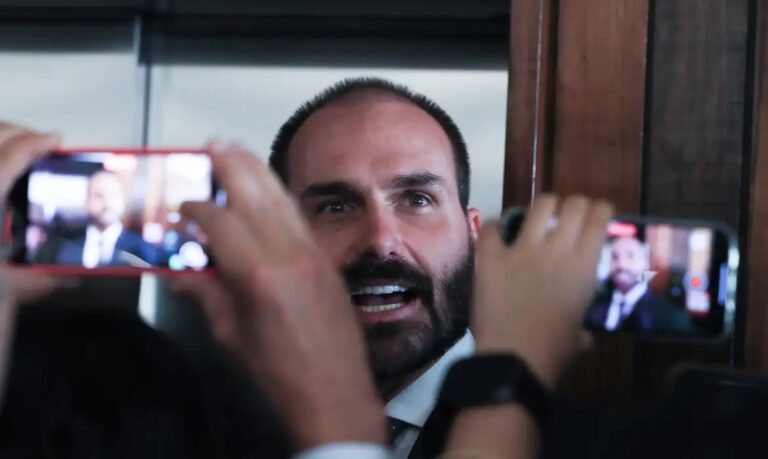 Eduardo Bolsonaro afirma que Flávio libertará o pai caso vença a…