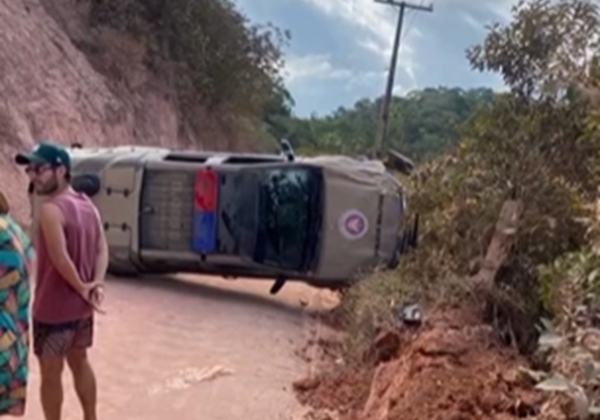 Viatura da Polícia Militar tomba em estrada entre Arraial d’Ajuda e Trancoso