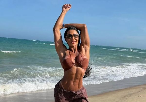Gracyanne Barbosa é flagrada aos beijos com novo affair; veja foto