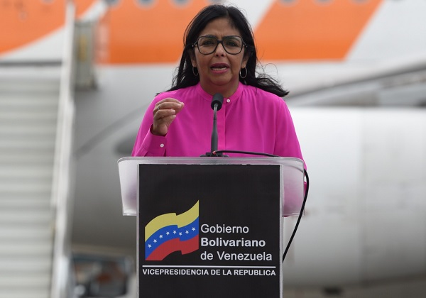 Militares reconhecem vice de Maduro como presidente interina