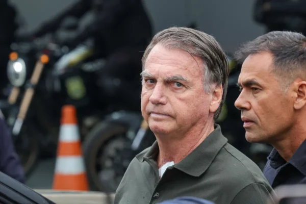 Bolsonaro na Papudinha: Laudo da PF revela sintomas neurológicos e risco de quedas