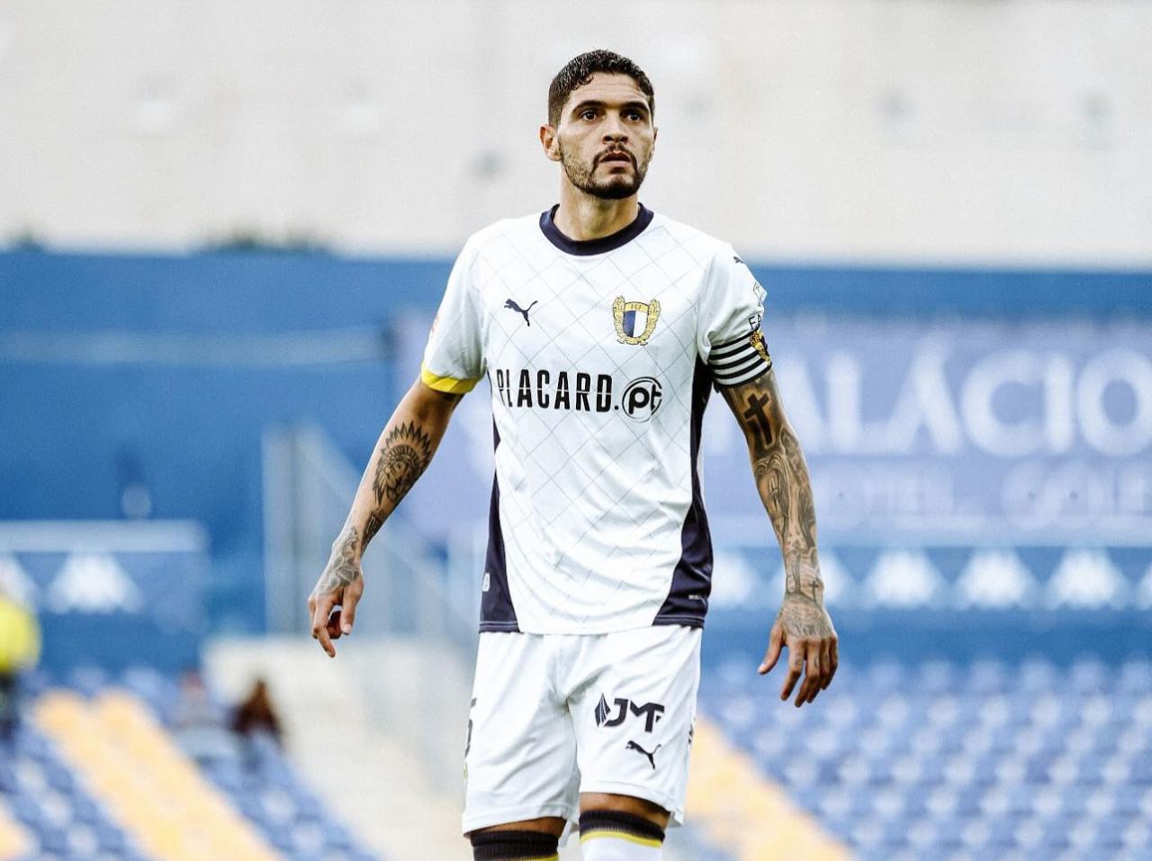 Vitória anuncia chegada de zagueiro que estava no futebol europeu; veja