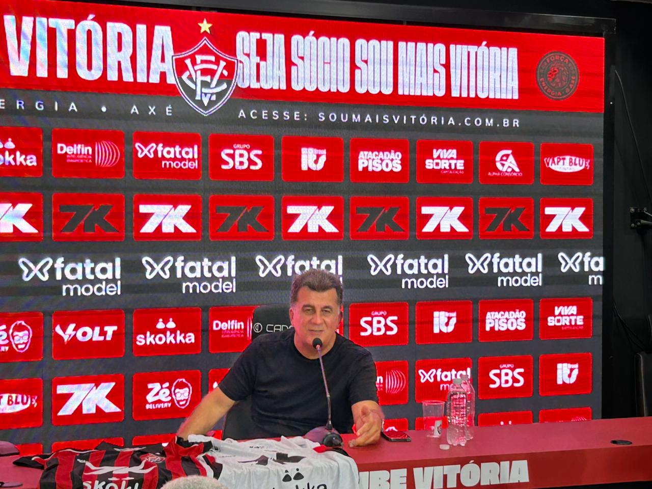 Fábio Mota cumpre missão do Vitória em agenda oficial na Europa