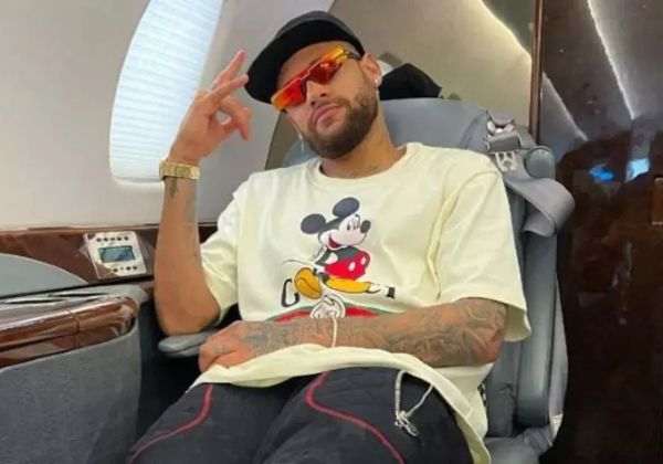 VÍDEO: Neymar exibe frota de luxo com jatinho de milhões, helicóptero e Batmóvel