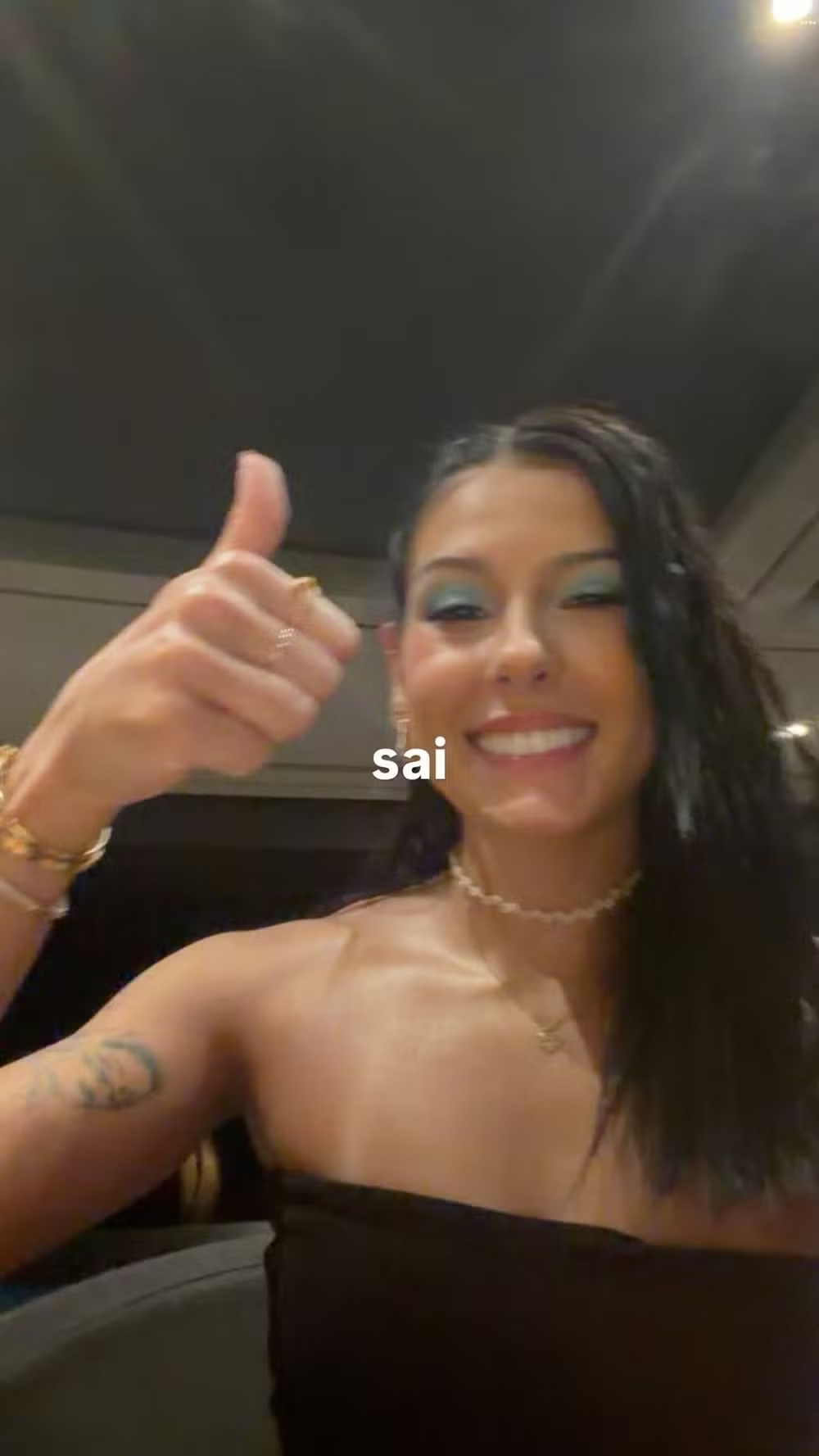 VÍDEO: Ana Castela vive momento de tensão ao ficar presa em elevador de navio