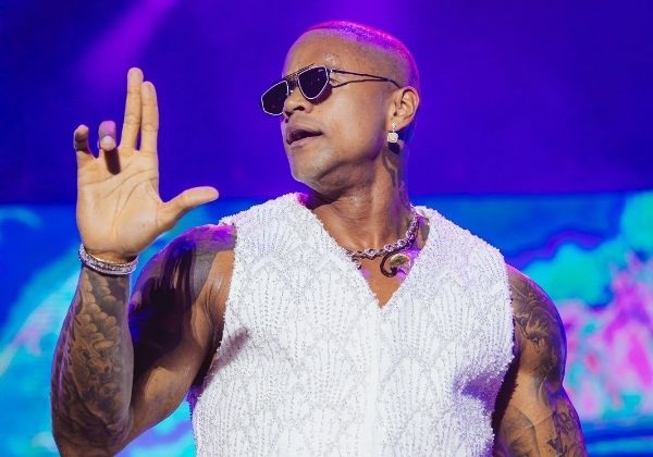 Léo Santana esgota ingressos do Baile da Santinha em Salvador