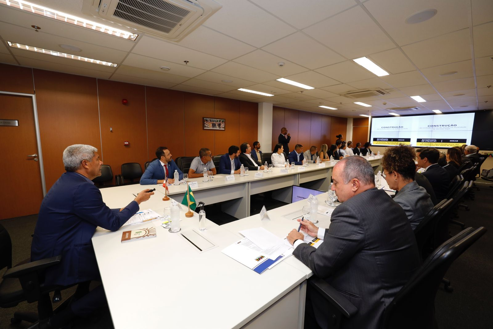 Jerônimo se reúne com prefeito e detalha investimentos de R$ 34 mi em Baianópolis