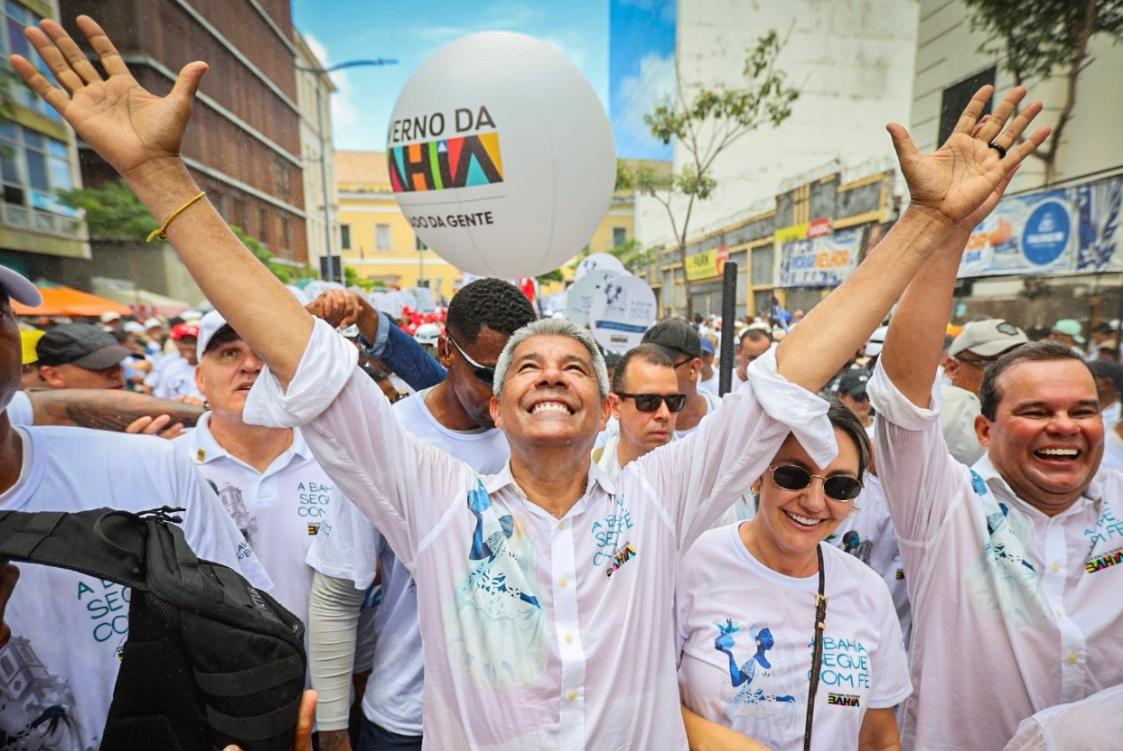 Jerônimo é cumprimentado e tira selfies com eleitores no trajeto ao Bonfim