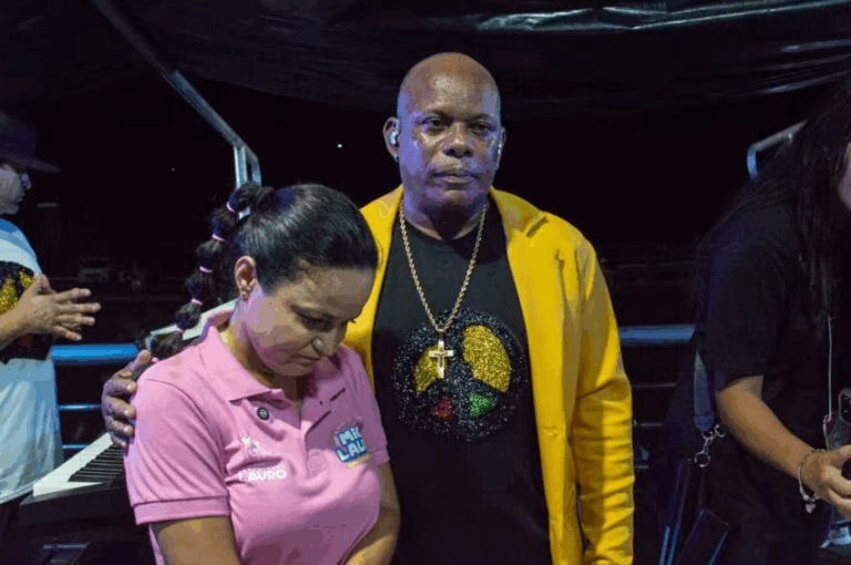 VÍDEO: Débora Regis pede minuto de silêncio no MicaLauro em homenagem…