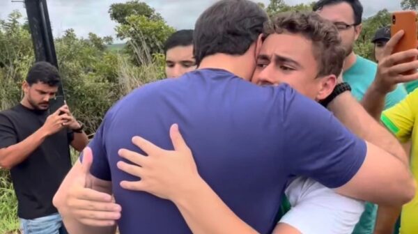 Carlos Bolsonaro se une a Nikolas Ferreira em marcha para Brasília