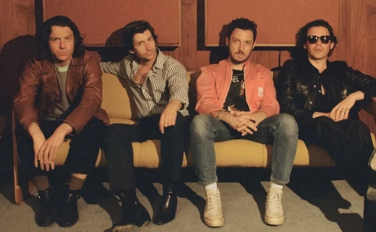 Banda Arctic Monkeys anuncia primeira música inédita em quatro anos