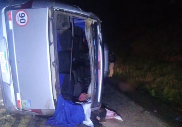 Colisão entre carreta e micro-ônibus deixa mortos e dezenas de feridos na BR-116