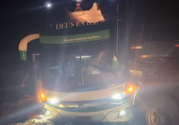 Colisão entre três caminhões e ônibus deixa dois mortos na BR-116