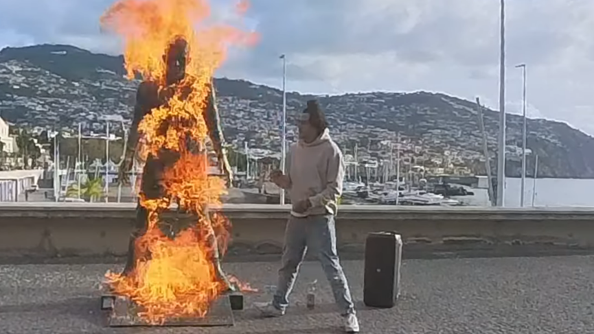 Estátua de Cristiano Ronaldo é incendiada na Ilha da Madeira, em Portugal