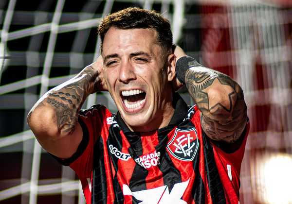 Vitória busca novo centroavante após lesão de Renzo López