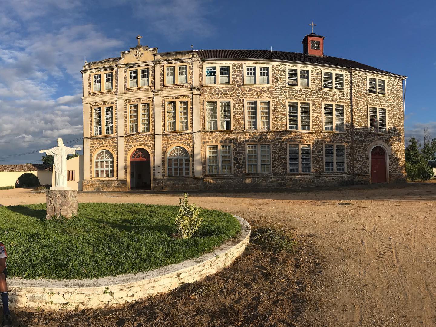 MP-BA investiga mosteiro por supostas irregularidades e conflito com MST e quilombolas