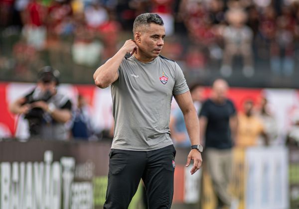 Jair Ventura lamenta chances perdidas pelo Vitória: ‘Futebol não perdoa’