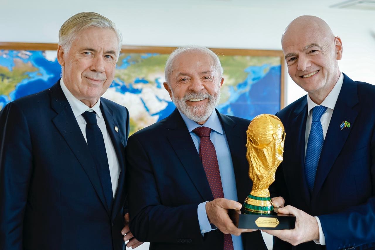 Lula recebe Ancelotti e Infantino no Planalto para tratar da Copa do Mundo de 2027