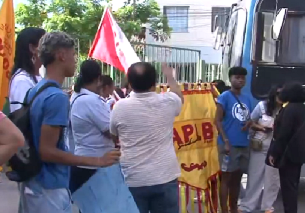 Manifestantes bloqueiam saída de terminal e deixam passageiros sem ônibus na Bahia